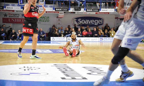 La Valtur Brindisi perde una gara rocambolesca contro Cento.Finale 76-77