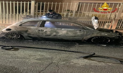 San Pietro nella notte incendio di una autovettura