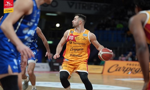 La Valtur Brindisi prova a vincere ma Pesaro e' piu' forte .Punteggio 86-79