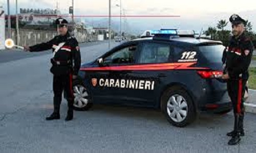 Ceglie Messapica: alla vista dei carabinieri tenta di disfarsi della cocaina gettandola dal finestrino dell’auto sulla quale si trovava, arrestato. Denunciato anche per minacce e oltraggio nei riguardi dei militari operanti.
