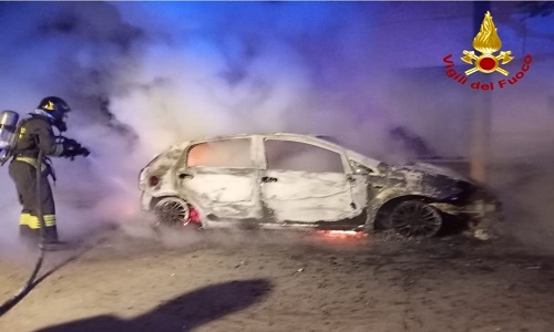 Francavilla Fontana incendio di una autovettura