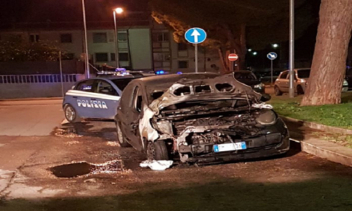 Brindisi: auto in fiamme nella notte al rione Commenda