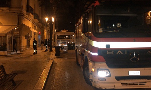 Brindisi: bottiglietta incendiaria davanti al caffè Do Mar in pieno centro. Nessuna conseguenza grazie all’intervento di una pattuglia di vigilantes