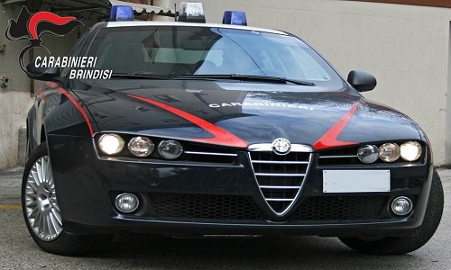Brindisi: rompe il vetro di una vettura in sosta e si scaglia contro i carabinieri, in manette 37enne