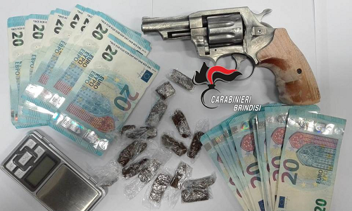 Mesagne: trovato con pistola, droga, e soldi falsi. Arrestato