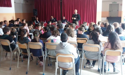 Carovigno: i Carabinieri incontrano gli studenti della Scuola Media  “Cavallo” nell’ambito del progetto di diffusione della “cultura della legalità”.