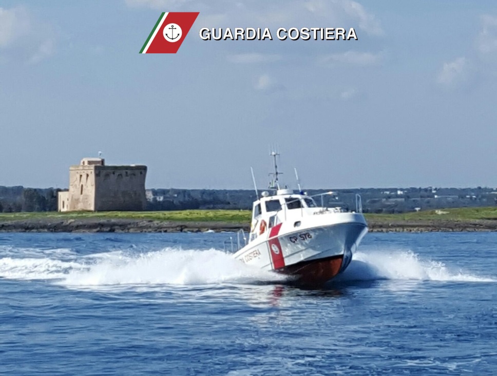 Brindisi Guardia costiera  ordinanza per la navigazione in prossimita' della costa 
