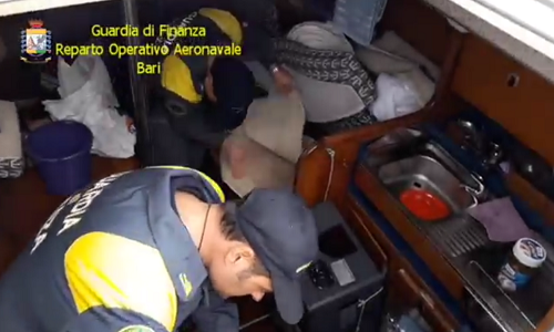 Gdf intercetta imbarcazione con 4 migranti kosovari. Arrestati due scafisti russi