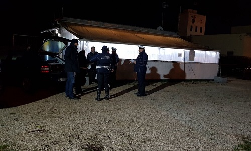 Brindisi: polizia e polizia locale sequestrano chiosco di panini