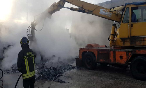 Brindisi: incendio nel deposito di autodemolizioni Cannone 