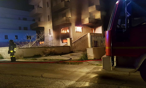 Fasano: incendio in due palazzina disabitate a Savelletri. Esplose cinque bombole di gas