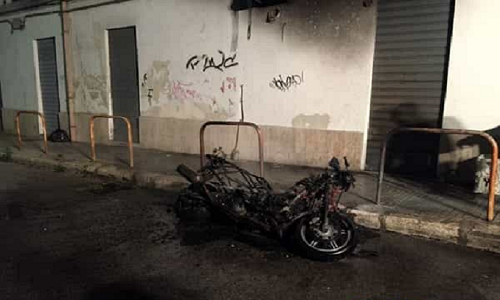  Brindisi: lanciano pietre dal balcone e rompono il vetro di una volante intervenuta nella notte al rione Commenda per l’incendio di una moto. 