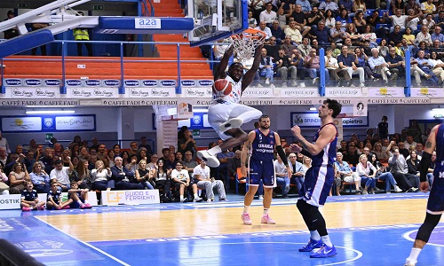 Valtur Brindisi domina per tre tempi ma poi rischia nel finale contro l'Urania Milano. 84-81