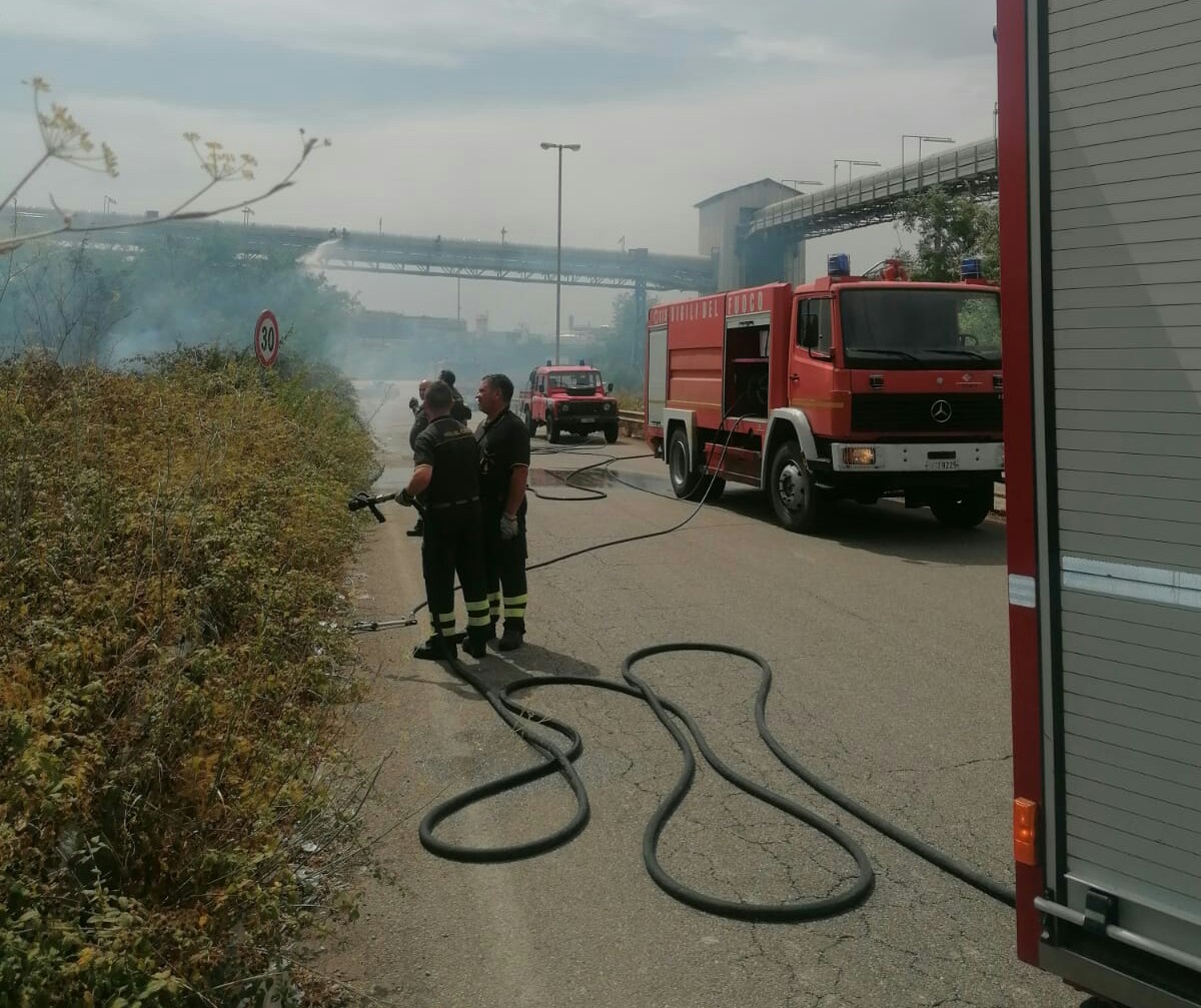 Brindisi: vasto incendio a Costa Morena