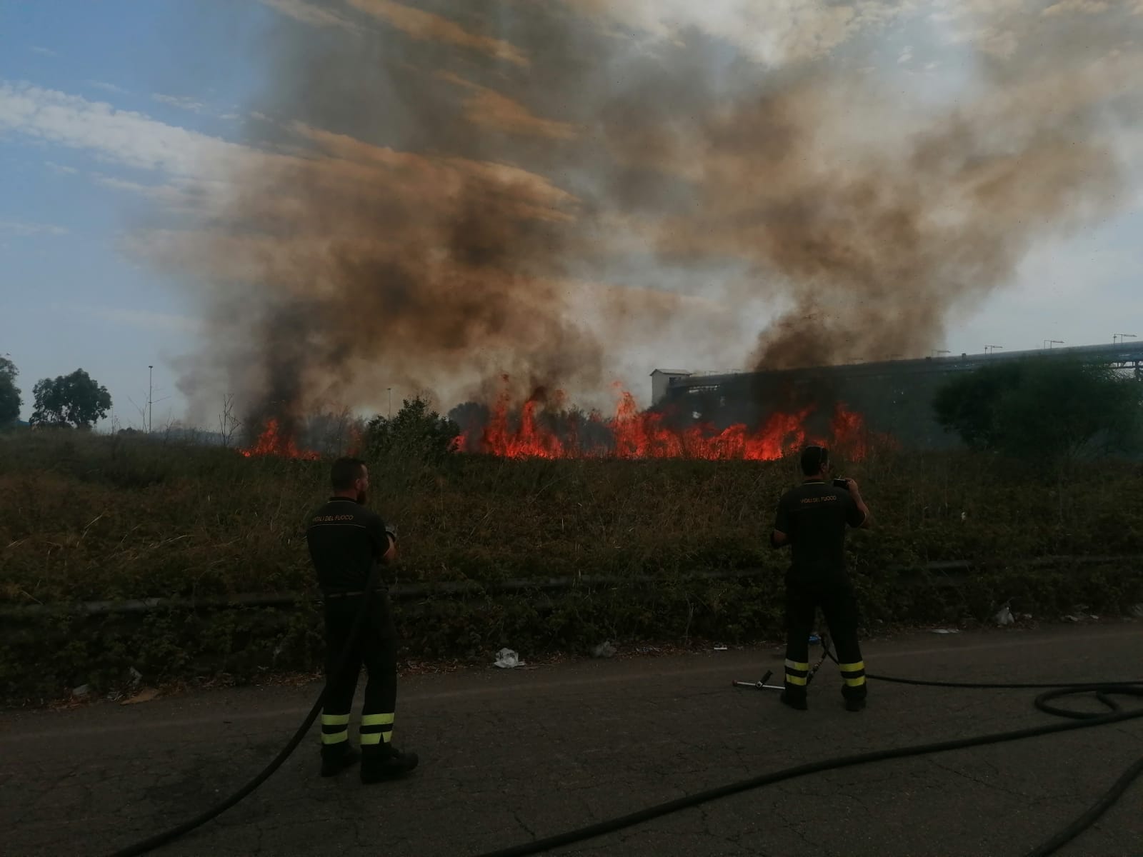 Brindisi: vasto incendio a Costa Morena