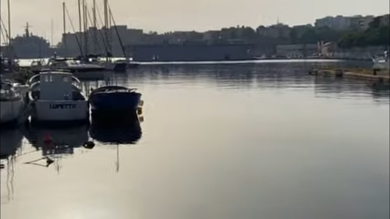 Brindisi: tre quintali di gasolio sversati accidentalmente nel porto durante operazioni di travaso su Nave San Giusto
