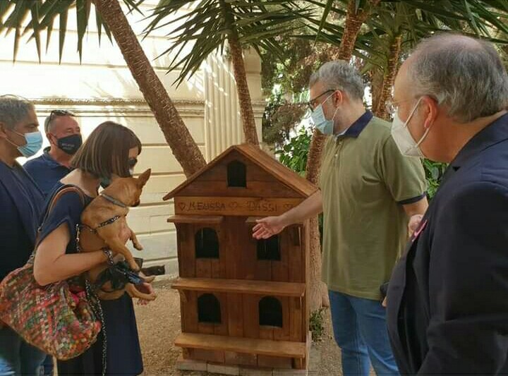 Installata presso il cimitero la cuccia per i gatti della colonia donata dai genitori di Melissa Bassi