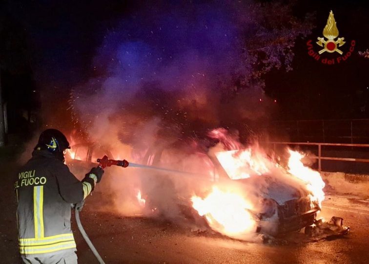 San Pietro vernotico: tre auto in fiamme