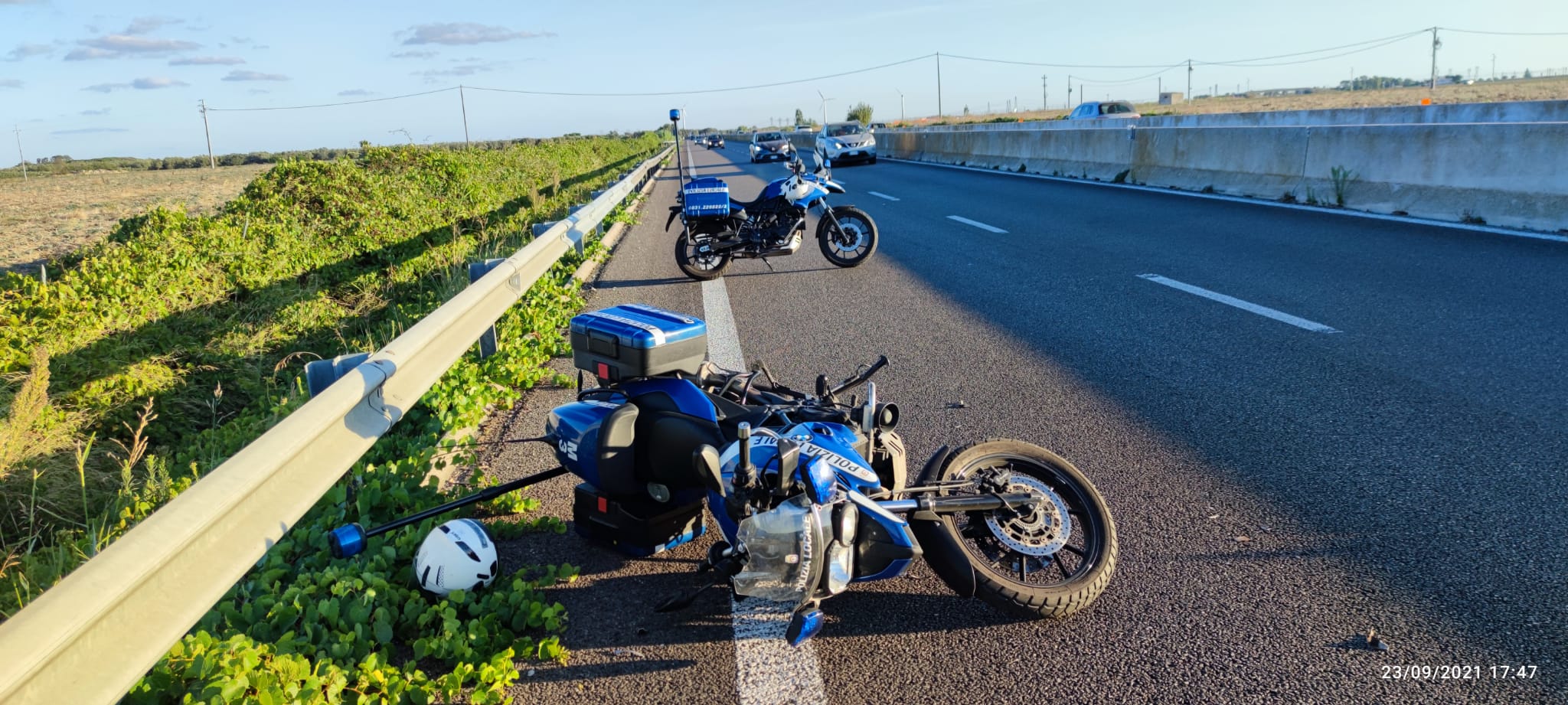 Brindisi: motocicletta della Polizia locale travolta da un'auto. Nessun ferito