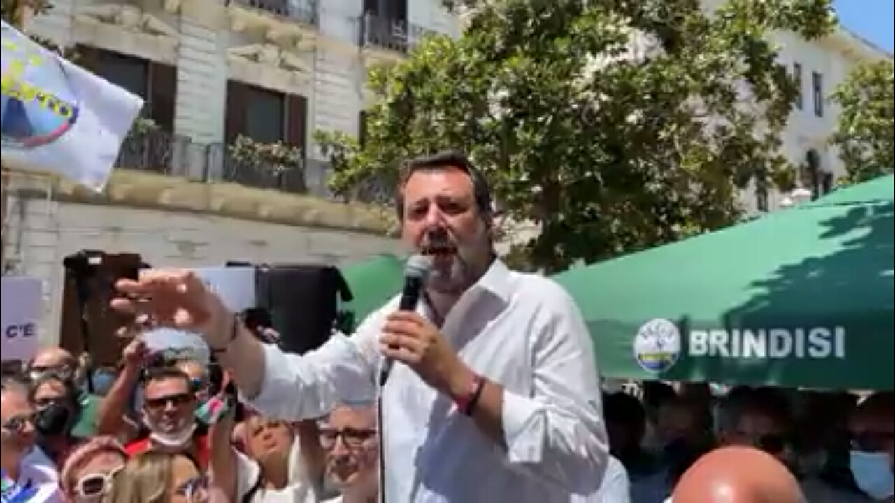 Salvini a Brindisi: "Chi sbaglia paga"