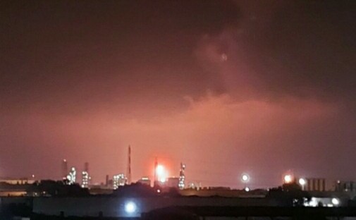 Impressionante sfiammata della torcia del Petrolchimico ieri sera. Rossi: "dopo il carbone occorre pensare al futuro senza torce"