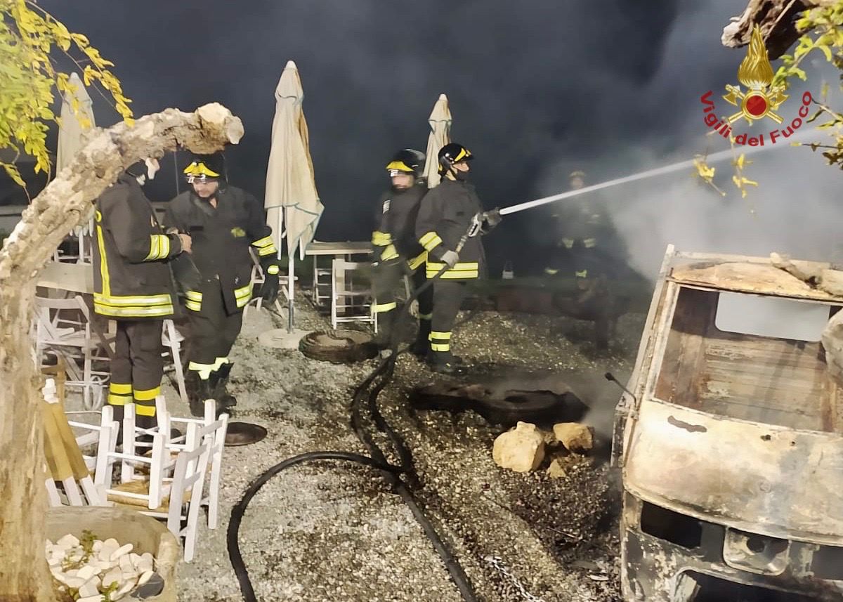 Savelletri: chiosco e motocarro in fiamme