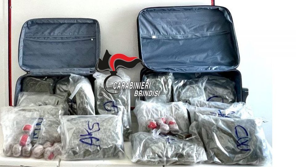 Fasano. Trovati con 20 Kg. di stupefacenti alla fermata dell’autobus, arrestati.
