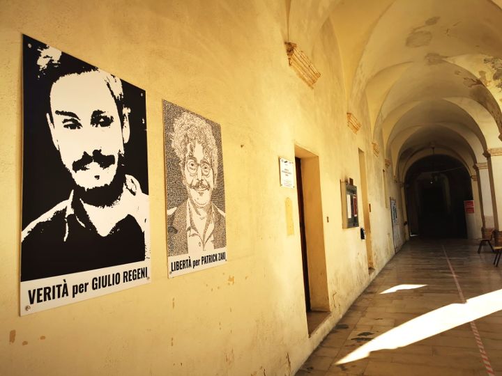 “Verità per Giulio Regeni” e “Giustizia per Patrick Zaki”: i ritratti dei due giovani nel municipio di Mesagne