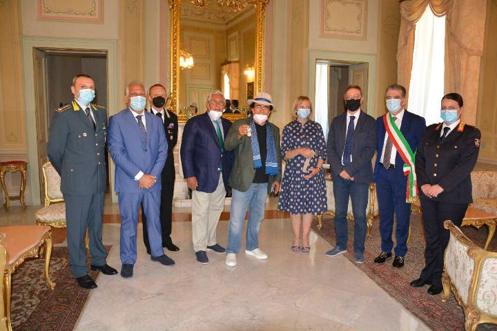 Consegnata ad Albano Carrisi la Medaglia d’Onore concessa alla memoria del padre Carmelo 