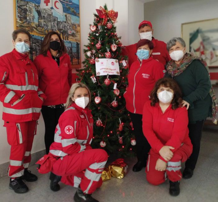 Brindisi, Aido e Croce Rossa Italiana, l'Albero di Natale condiviso come simbolo del lavoro di sinergia svolto nel Capoluogo durante il lockdown a favore delle persone fragili