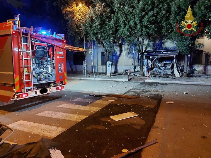 Brindisi: forte esplosione nella notte in piazza Di Summa. Distrutto chiosco del pane