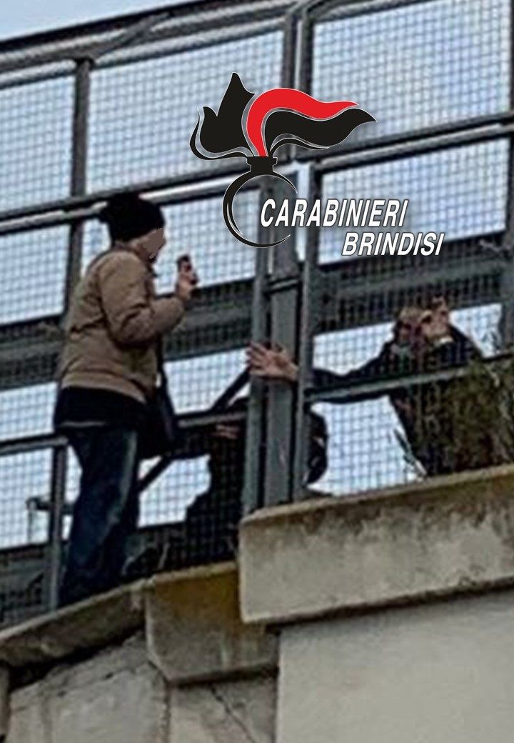 Brindisi. Tenta di buttarsi giù dal ponte, salvato dal pronto intervento dei Carabinieri