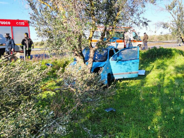 San Pietro Vernotico: incidente sulla statale 16. Auto finisce contro un albero