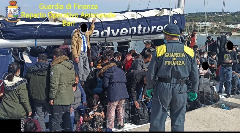 Operazione delle Fiamme Gialle: fermato veliero con 111 migranti, arrestato lo skipper