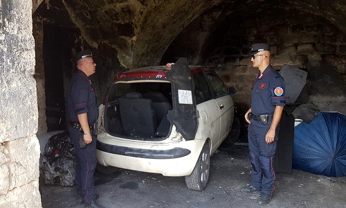 Torre Santa Susanna: i Carabinieri Forestali scoprono casolare abbandonato trasformato in officina per il riciclaggio di auto rubate
