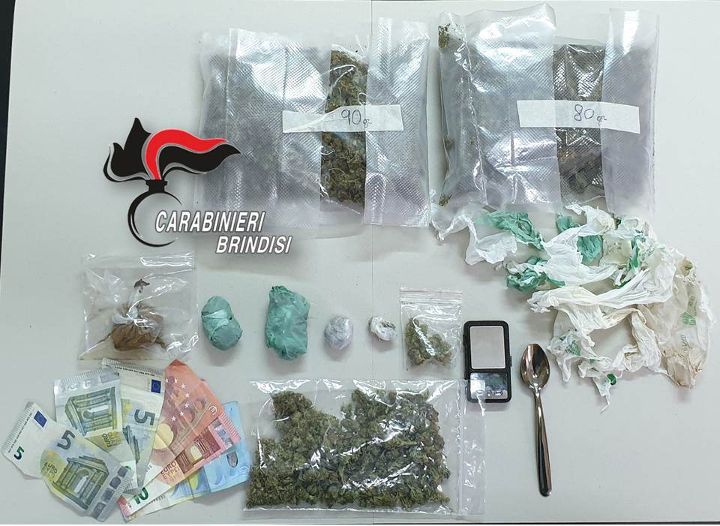 Villa Castelli. Arrestati per detenzione ai fini di spaccio di sostanze stupefacenti. Sequestrati oltre 250 grammi di stupefacenti (hashish e marijuana).