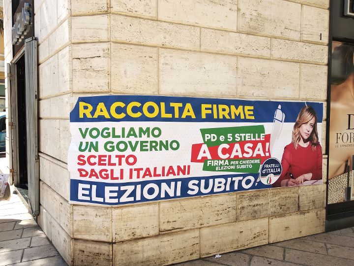 Anche a Brindisi il gazebo di Fratelli d'Italia per la raccolta firme per mandare a casa il Governo