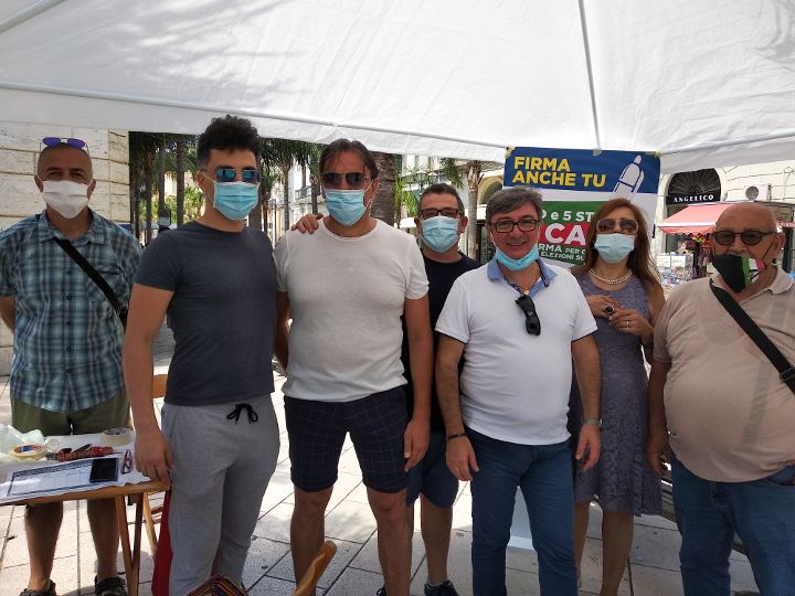 Anche a Brindisi il gazebo di Fratelli d'Italia per la raccolta firme per mandare a casa il Governo