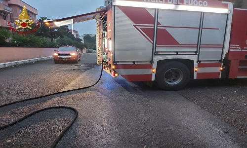 Brindisi :Vigili del fuoco intervento per incendio Fiat 500