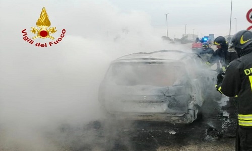Incendio di un'auto sulla Brindisi-Mesagne