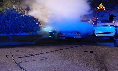 Mesagne nella notte incendio di due auto 