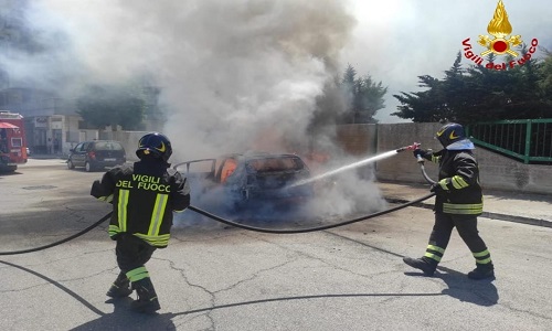 Brindisi incendio di una autovettura 