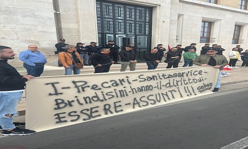 Cobas a Bari in catene per il posto di lavoro 