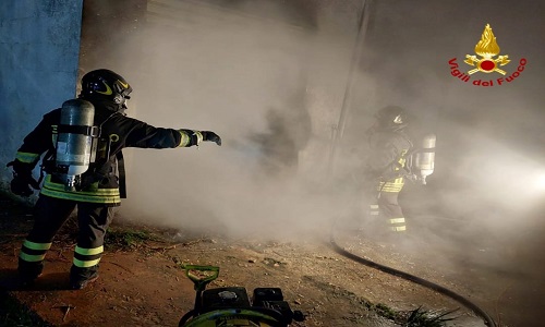 Brindisi incendio  nella notte di un garage