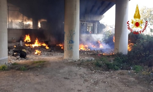 Brindisi incendio in Via Provinciale per Lecce 