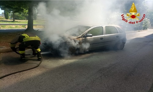 Brindisi incendio di due autovetture 