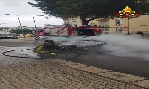 Brindisi incendio di un'auto in Viale Aldo Moro 