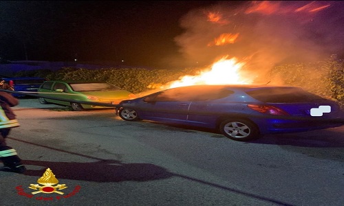Brindisi incendio nella notte di auto 