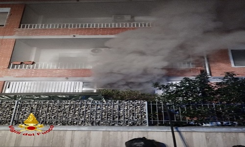 Brindisi incendio nella notte in un palazzo 