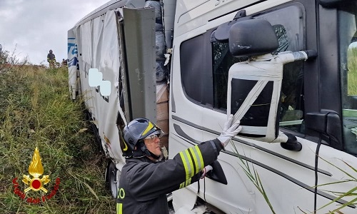 Brindisi zona industriale esce fuori strada un Tir 